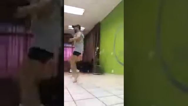 Зажигательный танец...мужик отплясывает на каблуках смотреть онлайн