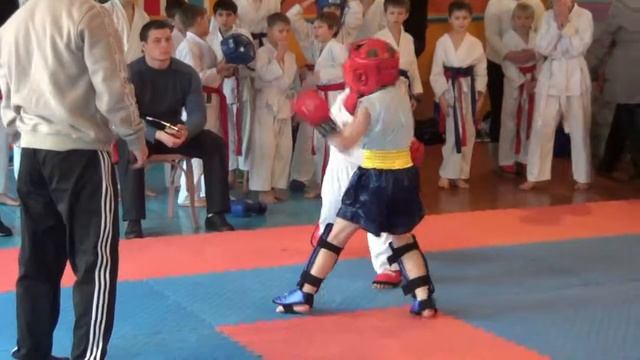 Соревнования в Сватово. Артем Максименко (Белокуракино), 1-й бой, 11.01.2013 смотреть онлайн