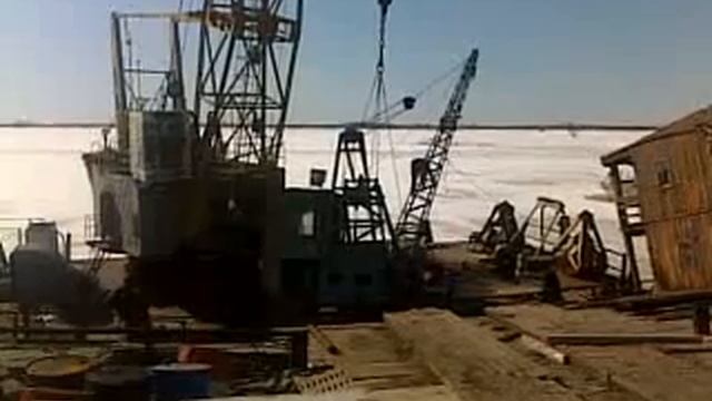 Кран тянет кран.mp4 смотреть онлайн