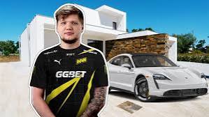 Как живёт Александр Костылев и сколько он зарабатывает