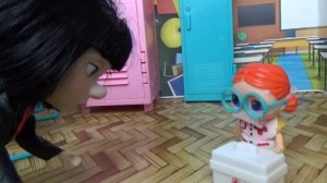 ВШИ У НОВЕНЬКОГО В КЛАССЕ! Школа кукол ЛОЛ LOL сюрприз Мультики Даринелка