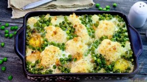Яркая и ароматная.
КАРТОФЕЛЬНАЯ ЗАПЕКАНКА С КАПУСТОЙ И ГОРОШКОМ