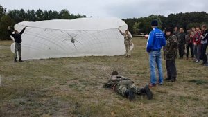 Отработка гашения купола после приземления. Подъем на ноги с помощью тяги купола