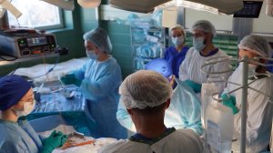 Огромную аневризму аорты размером с литровую банку удалили пациенту хирурги в Москве