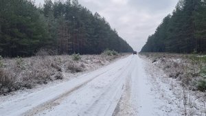 Jeep Grand Cherokee ZJ 5.2 V8 takes off on snow .
