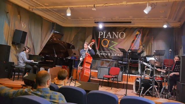 M. Lewis How High the Moon смотреть онлайн