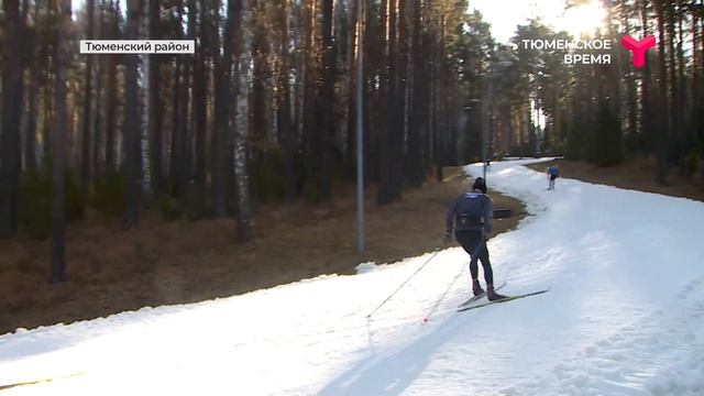 Лыжники и биатлонисты готовятся к сезону в "Жемчужине Сибири". Там уложили первый снежный круг