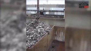 выгрузка металлолома из вагона