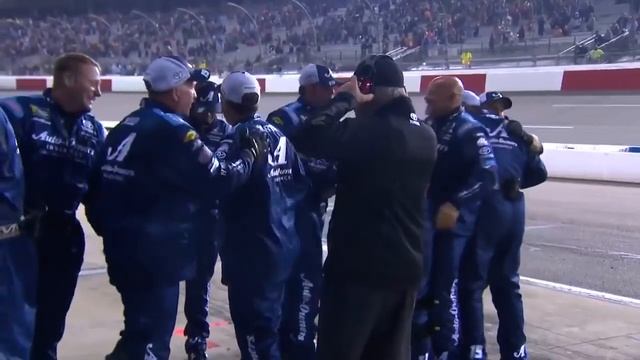 Мартин Труэкс-младший выиграл свою первую в истории гонку на шорт-треке | NASCAR на канале FOX