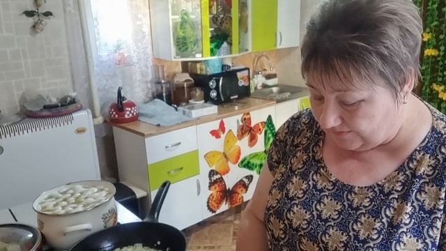 Готовлю  фаршированный перец и голубцы в подливе.Картофельное пюре.