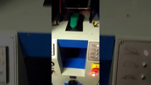 Автоматический пресс для приклеивания подошвы.