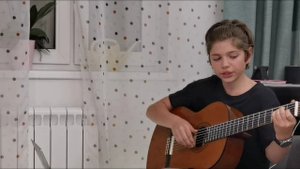 Игра на гитаре.