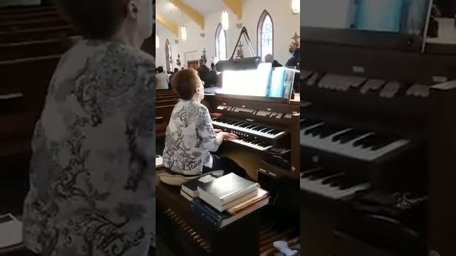 Retired Organist 70+ Years, Rita Beegle смотреть онлайн