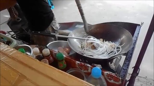 Таец готовит еду на засранной макашнице