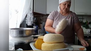 кадушку с сыром в погреб/рублю курей