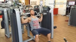 Жим на плечи в тренажере