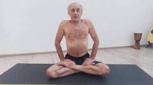 поднимаем грудь дыханием, расслабляем среднюю часть грудной клетки,