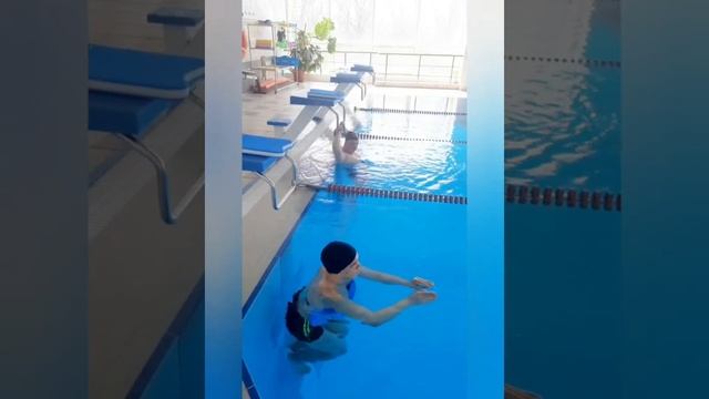Тренировка по плаванию