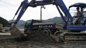 KOMATSU PC75UUー3C Excavator Loading
