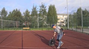 Тренировка езды на моноколесе задом на перед