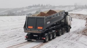 Полуприцеп самосвальный трехосный в работе