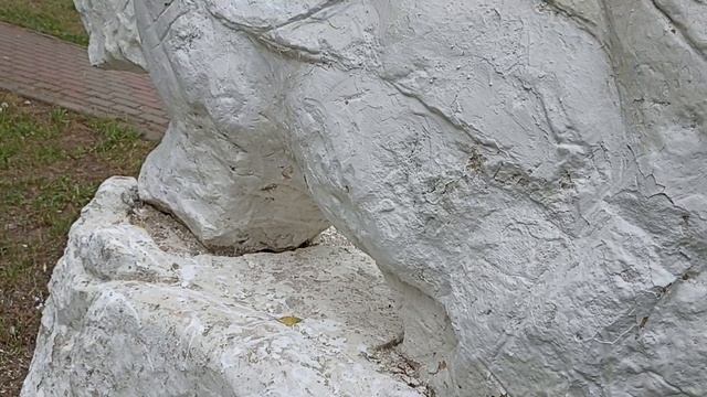 Многострадальные малые каменные скульптуры в Дмитрове в микрорайоне на Оборонной улице