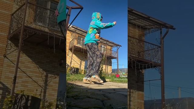 Первый раз танцую шафл 🤩 Нравится мне такие танцульки, всё смотрела-смотрела и решила станцевать