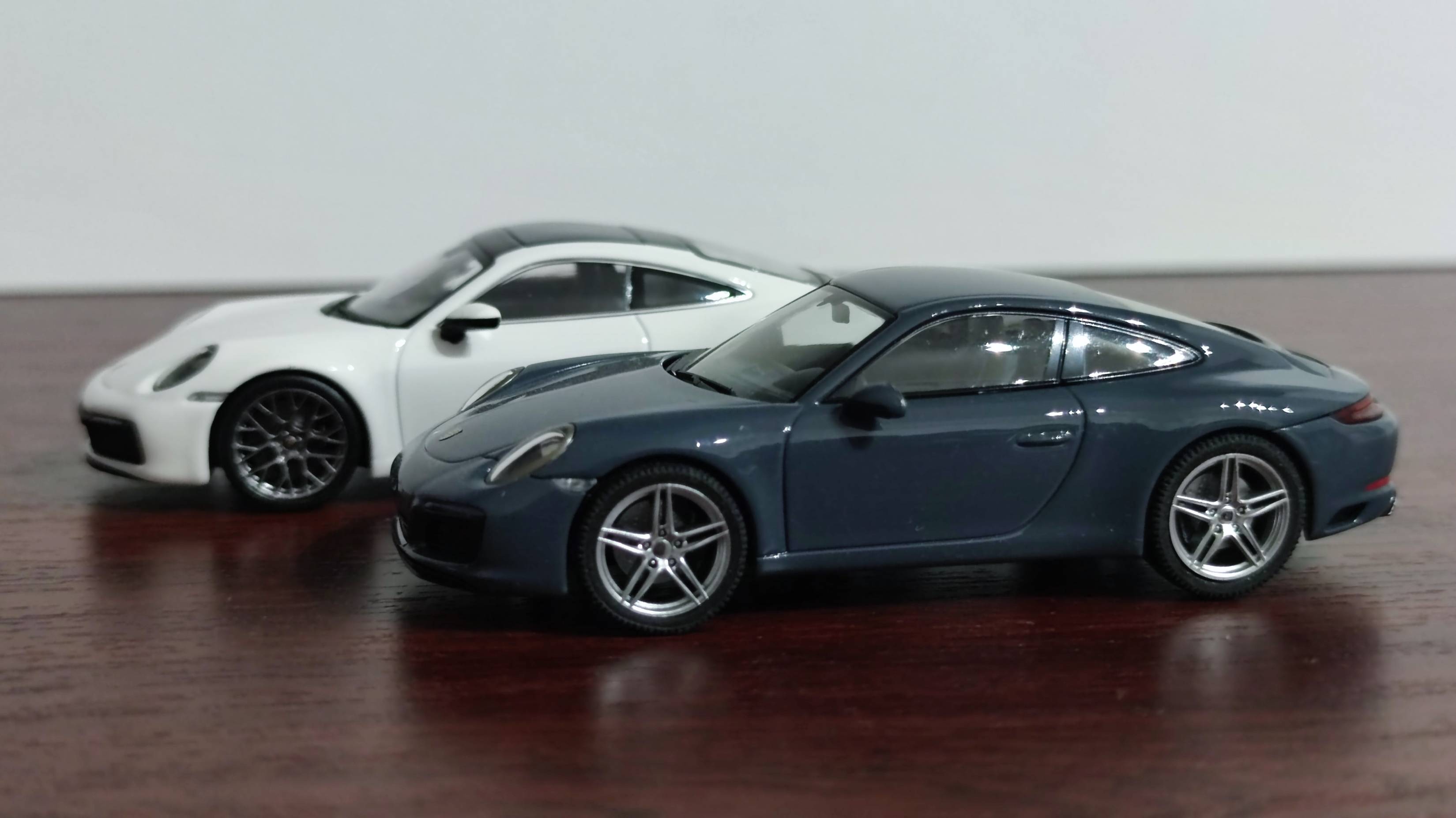 143 Porsche.  Porsche 911 992991.