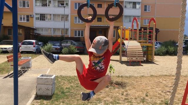 Город Краснодар 2019, ул. Кружевная. Переворот на брусьях. Иван 4 года.