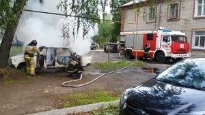 Пожарные тушат автомобиль. Чехова, 51. Йошкар-Ола. 12 июня около 17.00