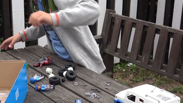 Полицейский автомобиль. Playmobil 9371. Распаковка, сборка и мнение Павлуши. смотреть онлайн