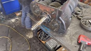 10 speed transmission disassembled in 12 mins. Eaton fuller Fro16210c