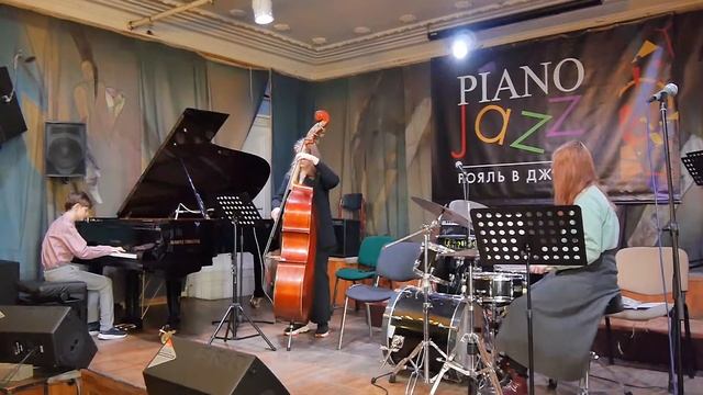 Afternoon in Paris смотреть онлайн