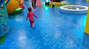 Евочка и Ляля в развлекательном центре | Видео для детей