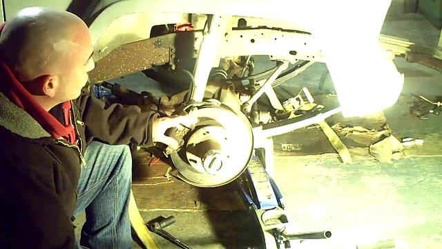 77 Jeep Cherokee Chief tip-getting the leaf springs to flatten out so you can align spring eyes смотреть онлайн