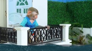 Monkey Baby Bon Bon eat lego jelly on the beach and with ducklings Playing. Обезьянка Бон Бон