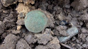 Коп на распаханной деревне.