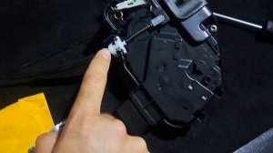 Land Rover LR3/Discovery 3 door locking actuator removal and repair Part 1