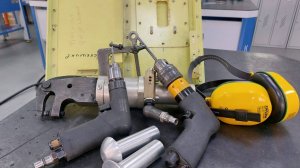 Удаление дефектной  заклепки с полукруглой головкой.