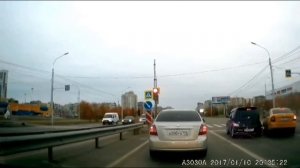 Красноярск.9 Мая. Водитель такси на высокой скорости решил проскочить между машин.