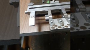 Магнитный столик, и зажимы с изменяемым градусом.