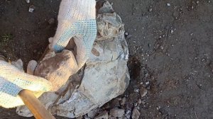 Огромный кремень и рядом древний отбойник каменного века
