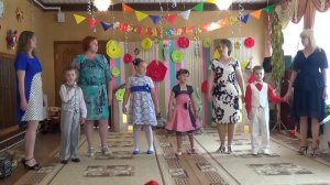 Песню "В детстве все бывает" исполняют мамы и дети группы №11 МБДОУ "ЦРР - д/с "Сказка"