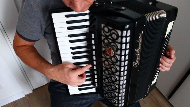 Продается немецкий аккордеон Royal Standard Silvana 7/8 последней модификации в отличном состояние смотреть онлайн