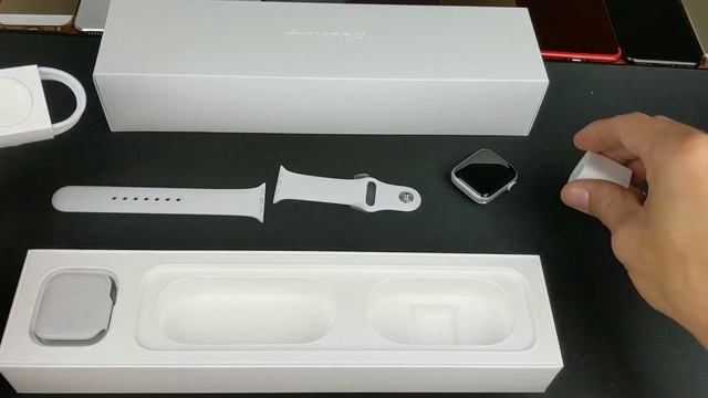 Apple Watch Series 4 (40mm & 44mm) Unboxing and Comparison