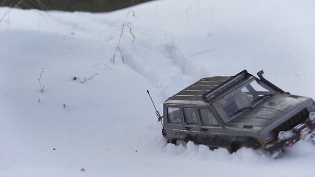 Axial scx10 ii / Cherokee XJ / По глубокому снегу смотреть онлайн