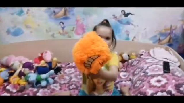 София показывает мягкие игрушки. Влог. смотреть онлайн