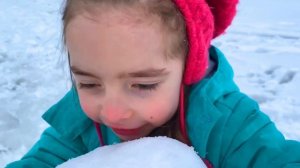 Настя с папой лепят снеговиков. Nastya and Dad make snowmen.