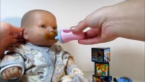 Видео с Куклой Пупсик играем в дочки матери купаем в пене Доктор Baby Doll Doctor