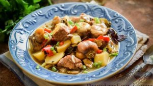 Сытное ассорти.
МЯСНОЕ РАГУ С ГРИБАМИ, БАКЛАЖАНАМИ, КАРТОФЕЛЕМ И ПЕРЦЕМ
